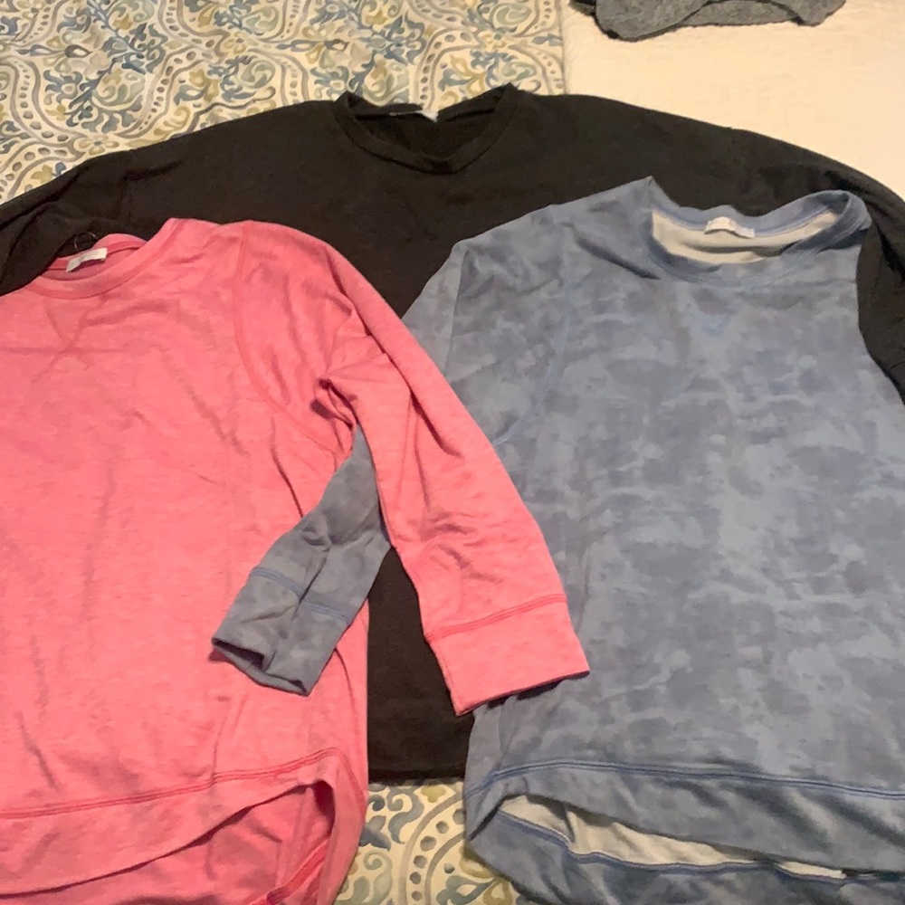 3 Nic & Lulu sweatshirts